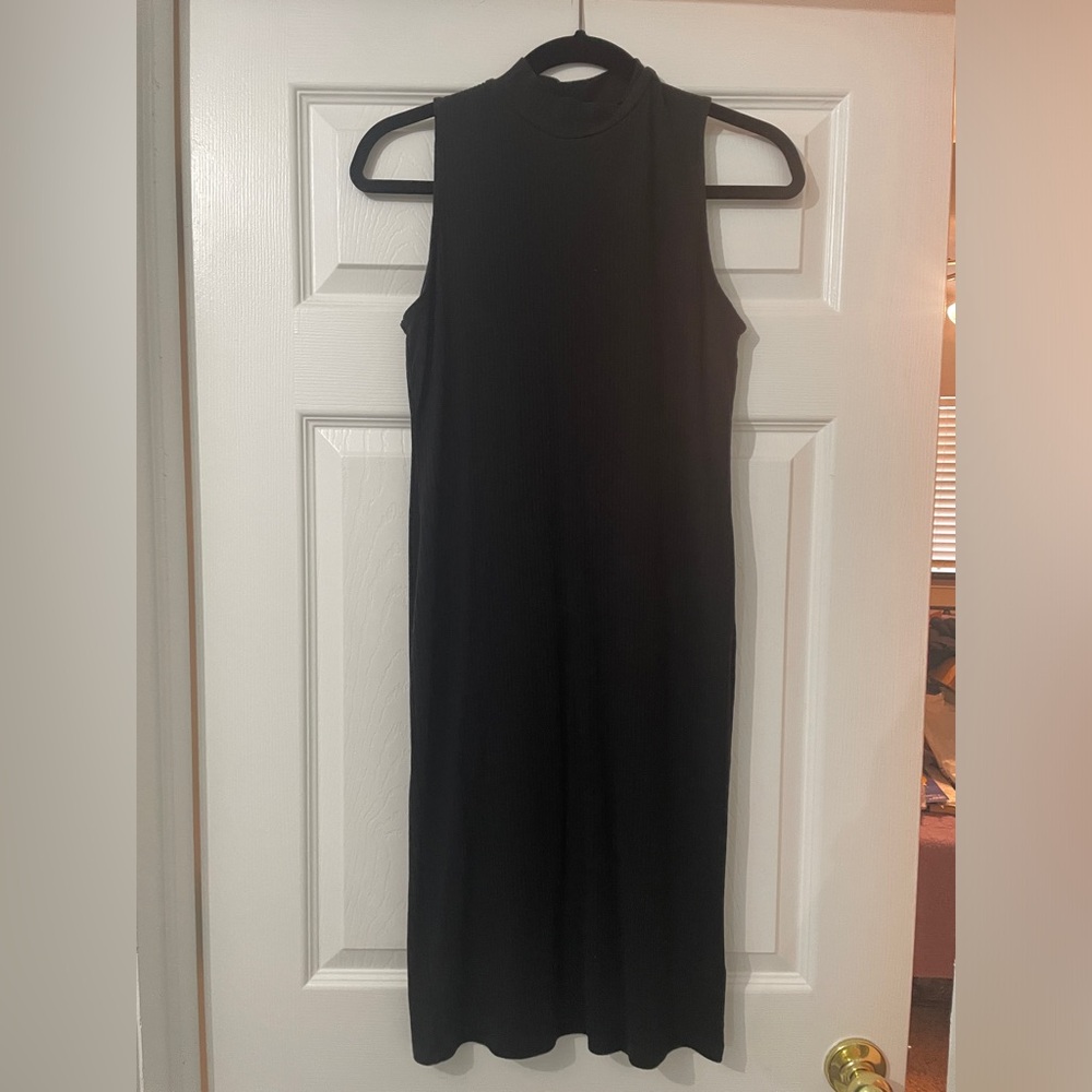 Black sleeveless dress